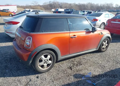2011 Mini Cooper z USA, uszkodzony, nr VIN WMWSU3C57BT098433